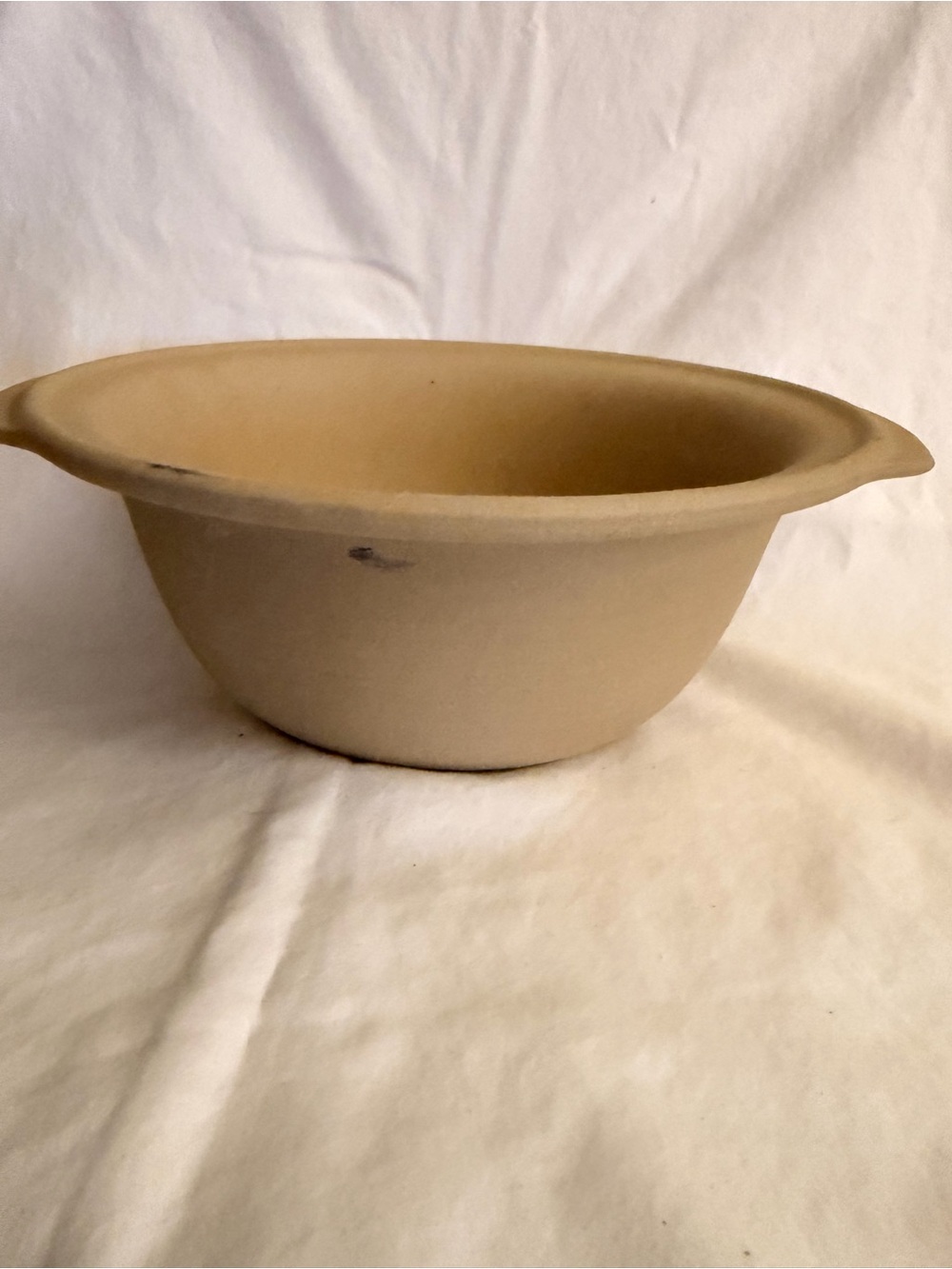 Pampered Chef Beige Mixing Bowl with Pour Spouts